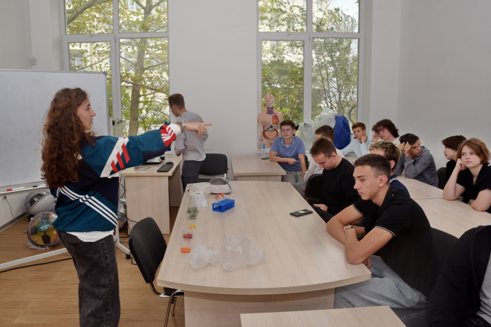 А.Сыровец проводит мастер-класс. Фото: Юрий Югансон/Севастопольское городское отделение РГО