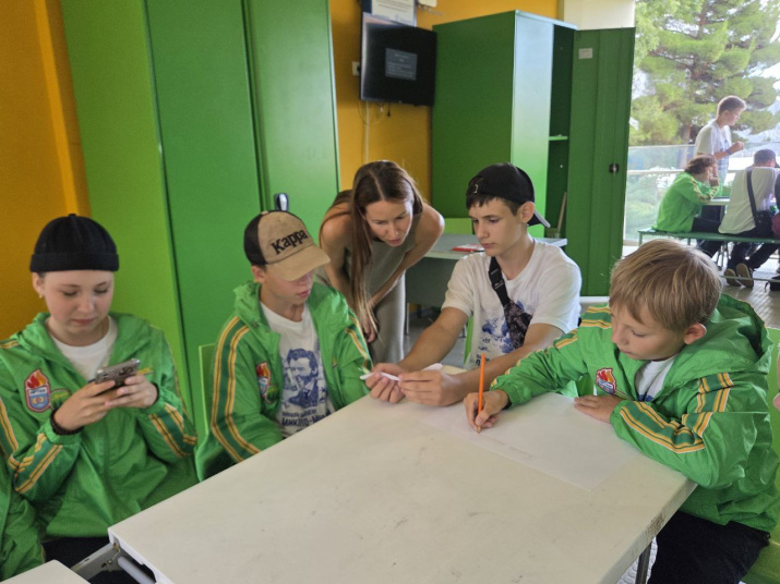 Участники смены с Ларисой Буториной. Фото: Мир открытий