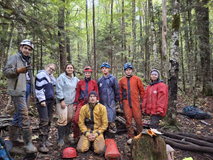 Маршрут к пещерам пролегал по лесу. Фото: Ксения Амралиева