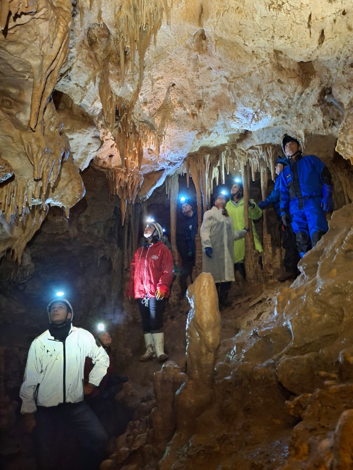 Изучение натечных образований. Фото: Ксения Амралиева