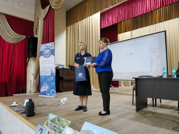 В дар библиотеке передан Вестник. Фото: Виктор Затолокин