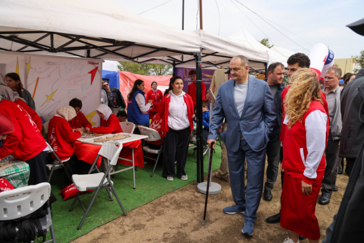 Сергей Меликов наблюдает за скоростной сборкой спилс-карт. Фото: Администрации Главы и Правительства Дагестана
