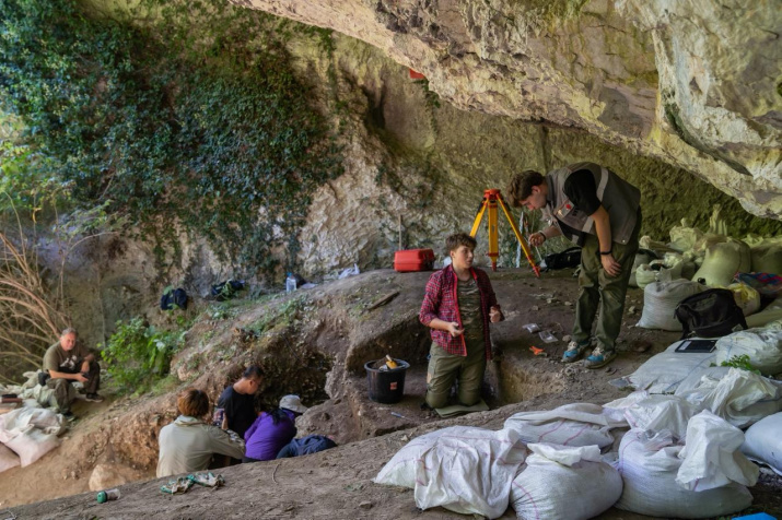 Археологи исследуют грот. Фото: Евгений Грох