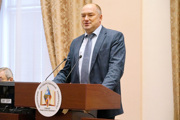 Министр образования Пензенской области Алексей Фомин привествует участников, фото Бориса Тишулина