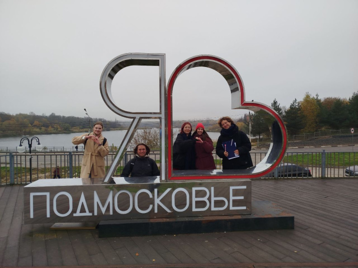 Активистка Молодежного клуба Тверского отделения с участниками экспедиции. Фото представлено Молодежным клубом РГО на базе МГУ им. М.В. Ломоносова