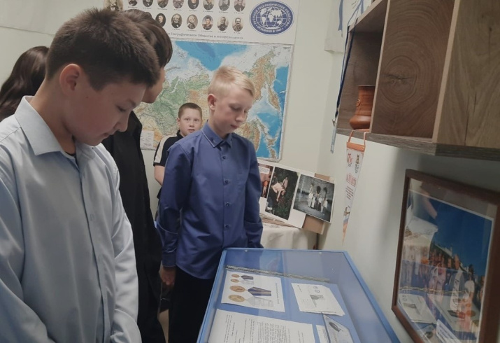 В музее РГО Канашской СОШ. Фото: Молодежный центр РГО Курганской области