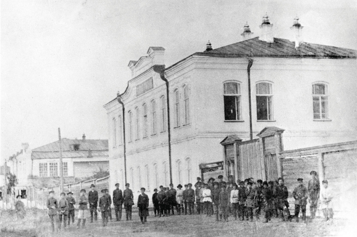 Группа детей и взрослых у здания Кузнецкого уездного училища. Начало XX века Группа детей и взрослых у здания Кузнецкого уездного училища. Начало XX века