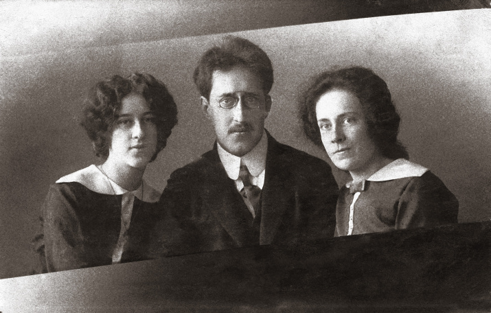 Антонина, Альбин и Софья Красимовичи – участники театральных постановок Кузнецка конца ХIX – начала ХХ века. Антонина – одна из директоров Общества любителей драматического искусства Кузнецка в 1915 г. Антонина, Альбин и Софья Красимовичи – участники театральных постановок Кузнецка конца ХIX – начала ХХ века. Антонина – одна из директоров Общества любителей драматического искусства Кузнецка в 1915 г.