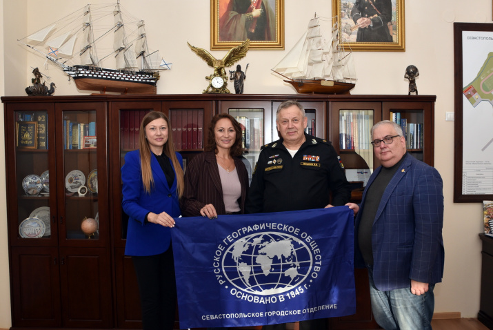 Члены Севастопольского городского отделения РГО с начальником училища А.Шишкиным. Фото: Юрий Югансон/Севастопольское городское отделение РГО
