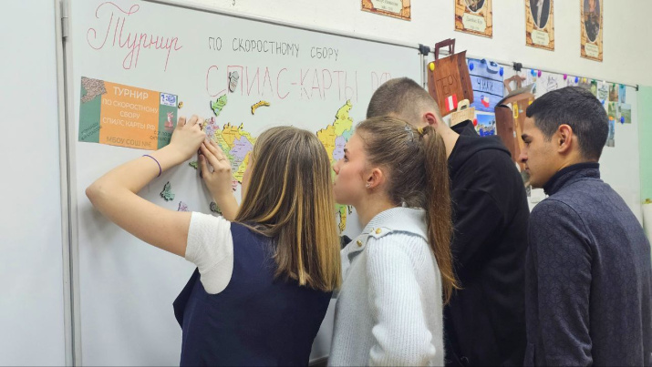 Команда в процессе сборки Спилс-карты России. Фото: Екатерина Фомичева / Тверское региональное отделение РГО Команда в процессе сборки Спилс-карты России. Фото представлено Тверским региональным отделением РГО