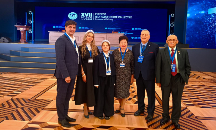 Пензенская делегация на Съезде РГО запечатлилась вместе с профессором А.А. Лобжанидзе и победителями Премии РГО. Фото Анатолия Голякова