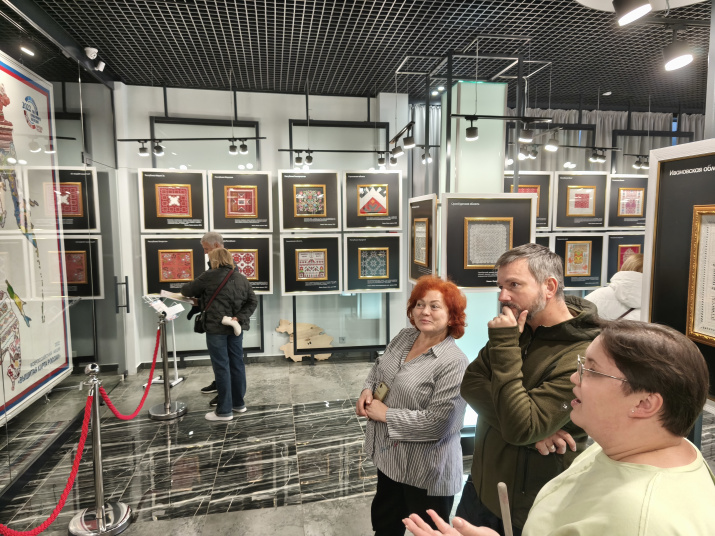 Участники «Арчиковских чтений - 2025» в Музее вышитой карты России г. Чебоксары. Фото: Ольга Галошева, Алексей Девиченский, Чувашское республиканское отделение РГО