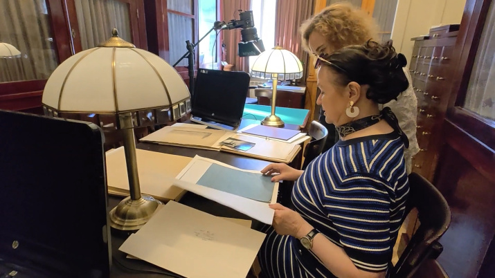 Во время съемок фильма в Научном архиве РГО. Изображение: ООО "АгитЭк Студио".