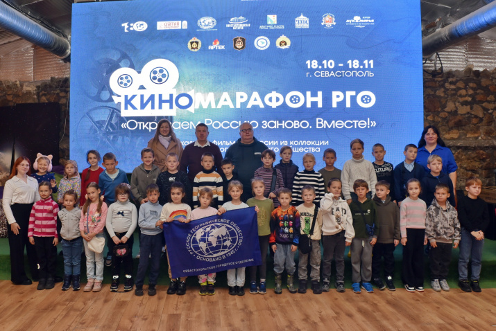 Участники кинопоказа в Лукоморье. Фото: Юрий Югансон/Севастопольское городское отделение РГО