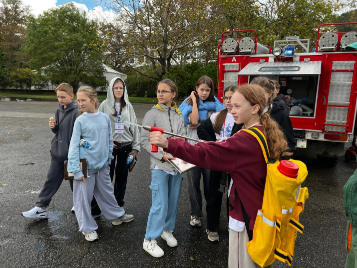 Участники смены примеряли на себя роль пожарного. Фото: Мир открытий