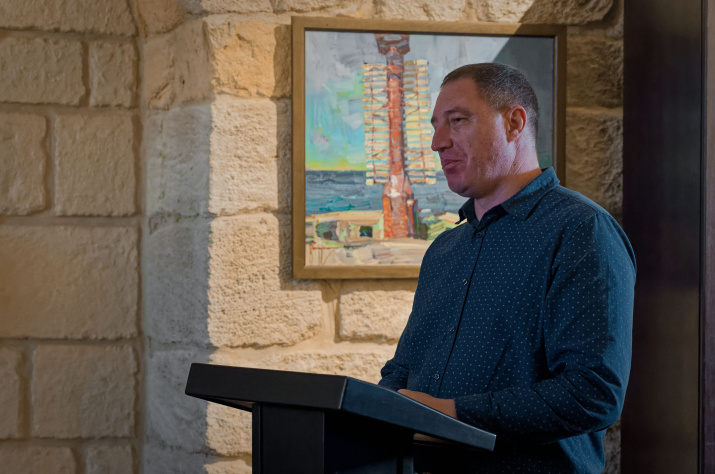 С.Бейцер выступает перед спелеологами. Фото: Пресс-служба МЦ РГО Крым