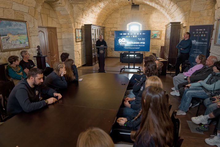 Г.Самохин дает комментарий после просмотра фильма "Метеосемья". Фото: Пресс-служба МЦ РГО Крым
