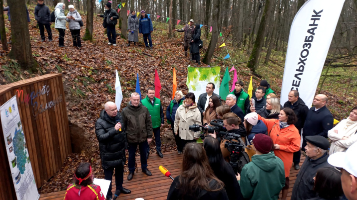 Участники торжественного открытия благоустроенного родника. Фото Чувашского республиканского отделения РГО