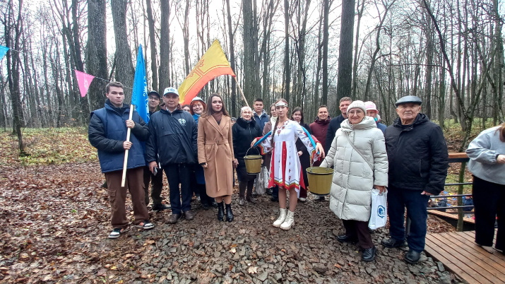 Участники торжественного открытия благоустроенного родника. Фото Чувашского республиканского отделения РГО