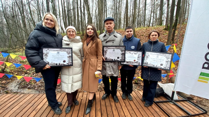 Награждение активистов в ходе торжественное открытие благоустроенного родника. Фото: Чувашское республиканское отделение РГО