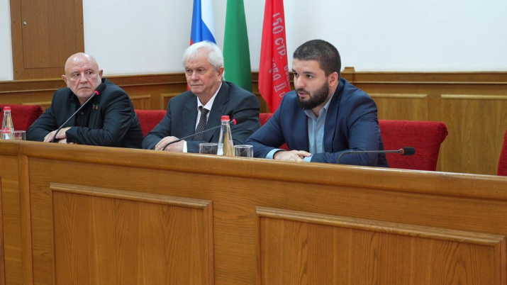 Магомед Габибуллаев приветствует участников семинара-совещания. Фото: Администрация г. Махачкалы