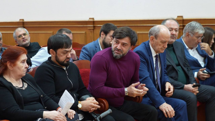 В режиме дискуссии: выступления докладчиков обсуждали остальные участники. Фото: Администрация г. Махачкалы