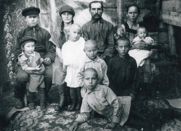 Семья Калашниковых, 1927 год:  лежит – Николай, 1 ряд: Александр, Ольга, Илья, Павел,  2 ряд: Андрей, Анна, Кузьма Родионович и Антонина Анисимовна с Юлией на руках