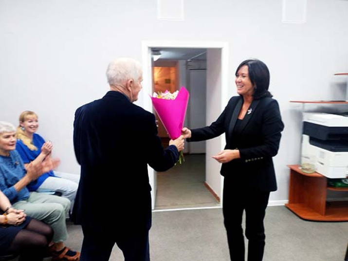 С присвоением почетного звания Николя Филатова поздравляет директор Института водных проблем Севера КарНЦ РАН Юлия Лукина