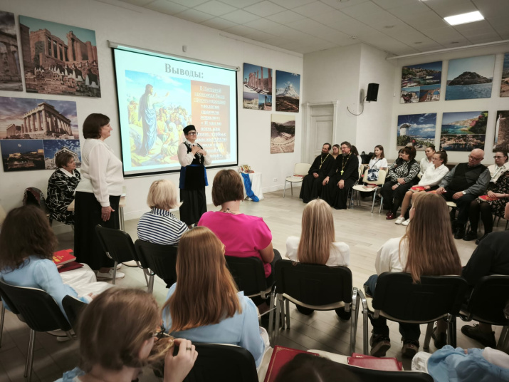 Юлия Соболева выступила перед гостями. Фото: Геленджикское отделение РГО