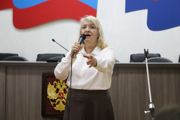 Евгения Пискунова исполняет патриотическую песню. Фото - пресс-службы УФСИН Пензенской области