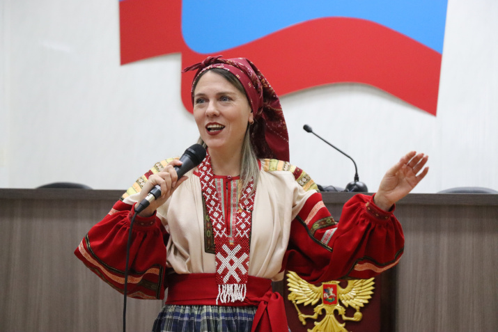 Анна Минеева исполняет народную песню. Фото - пресс-службы УФСИН Пензенской области