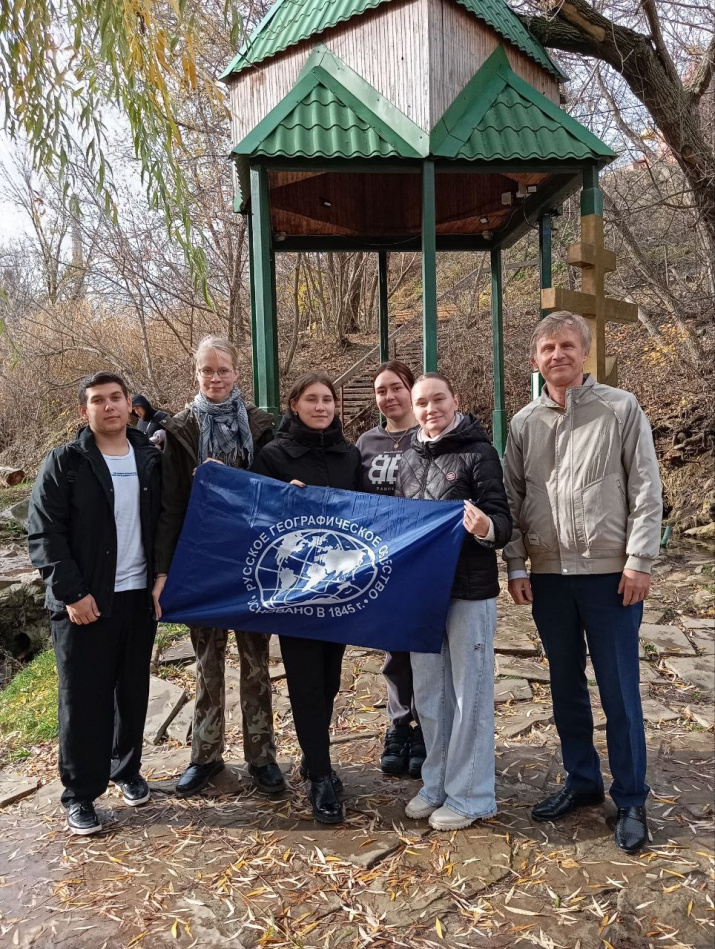 Студенты ВГСПУ и член Совета Волгоградского областного отделения РГО Сергей Глазов на территории источника Иоанна Богослова. Фото: Сергей Глазов