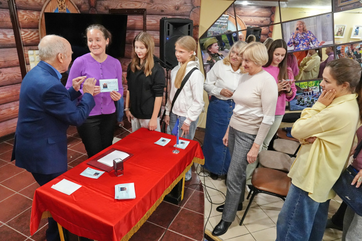 Каждый участник получил на память почтовую карточку, фото - Борис Тишулин