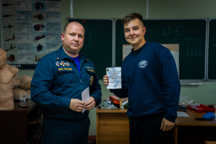 Вручение Сергею Шаповалову сертификата об оказание первой медицинской помощи