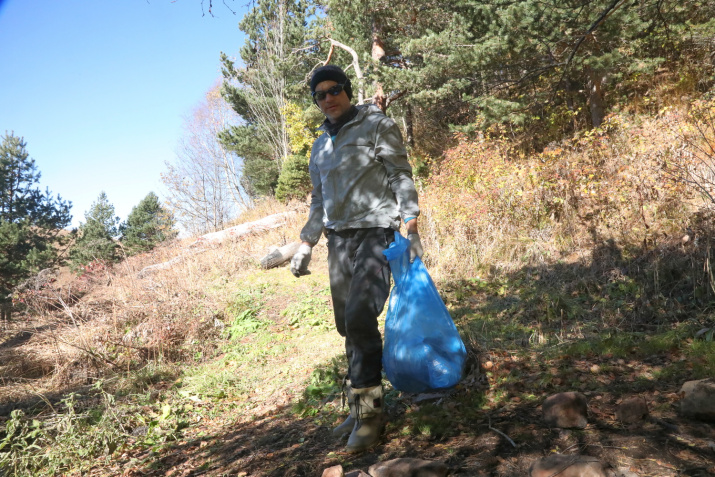 Сбор мусора на туристических стоянках природного парка. Фото: Алексей Бибин / Адыгейское региональное отделение РГО