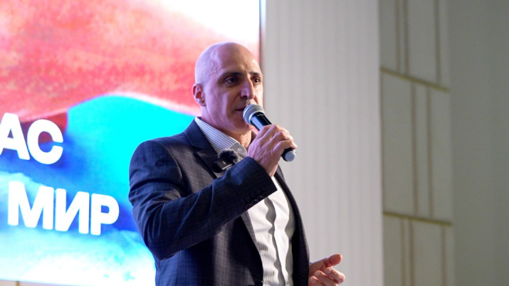 Артур Карапетян представил свою книгу. Фото: Артур Карапетян