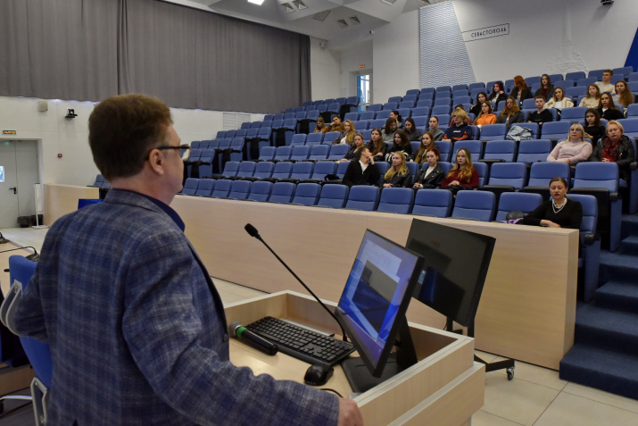 В. Хапаев рассказывает о истории РГО и Ф. Литке. Фото: Юрий Югансон / Севастопольское городское отделение РГО