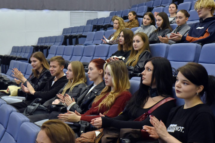 Студенты СевГУ аплодируют спикерам. Фото: Юрий Югансон / Севастопольское городское отделение РГО