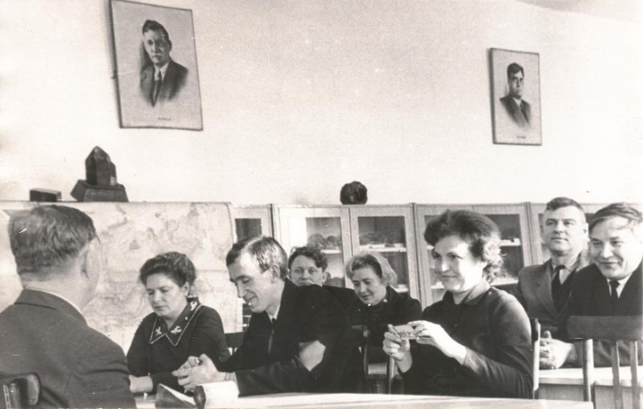 А.П. Дубок со студентами заочного отделения в аудитории. 1950-1960-е гг. А.П. Дубок со студентами заочного отделения в аудитории. 1950-1960-е гг.