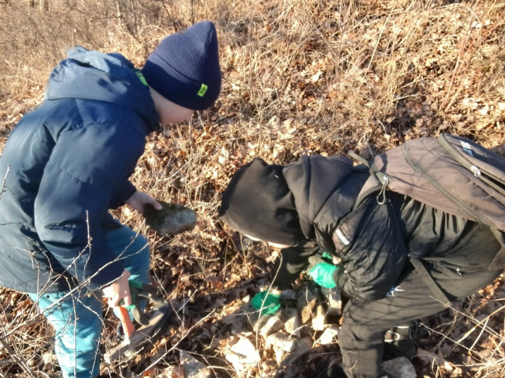 Юные геологи в работе. Фото: Гафурийское местное отделение РГО