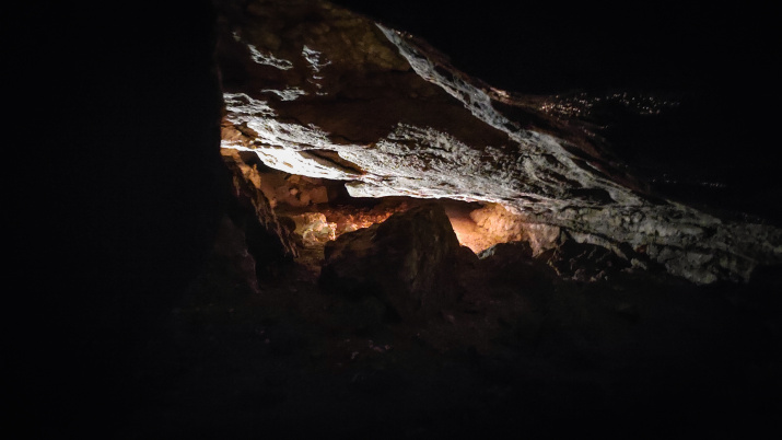 Изучение пещеры. Фото: Полина Сомченко