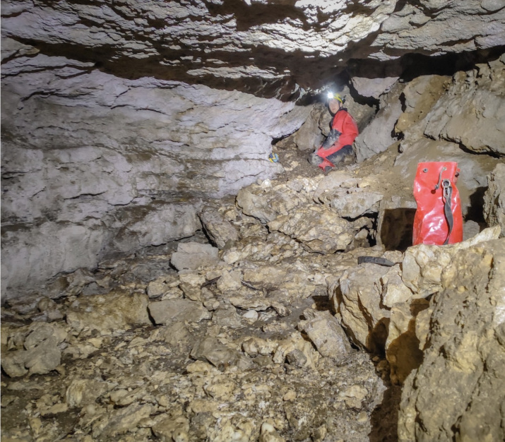 Изучение пещеры. Фото: Полина Сомченко