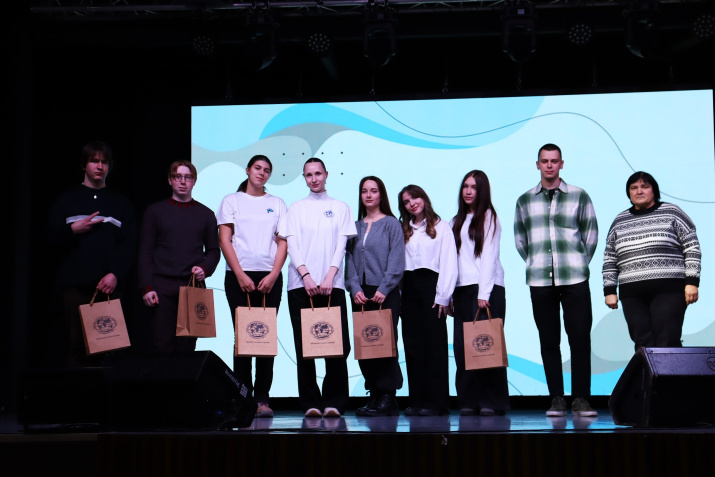 Награды от Красноярского краевого отделения РГО. Фото: Молодежный клуб Русского географического общества «СФУ»