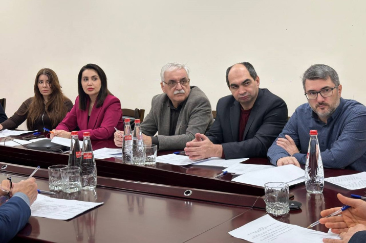 Члены РГО Загир Атаев и Амиль Саркаров на заседании Общественного совета. Фото: Минтуризма Дагестана