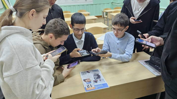 Ученики с интересом погружаются в историю кругосветных плаваний и полярных экспедиций. Фото: Екатерина Фомичева / Тверское региональное отделение РГО Ученики с интересом погружаются в историю кругосветных плаваний и полярных экспедиций. Фото представлено Тверским региональным отделением РГО