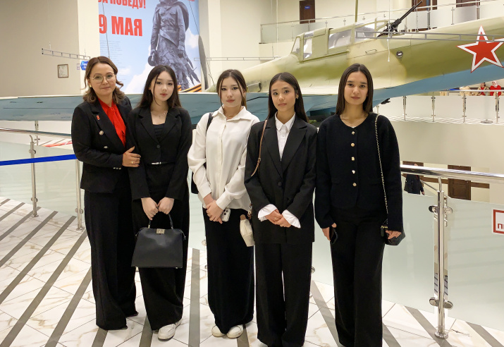 Фото на память: у штурмовика Героя ВОВ Юсупа Акаева. Фото: Дагестанское отделение РГО