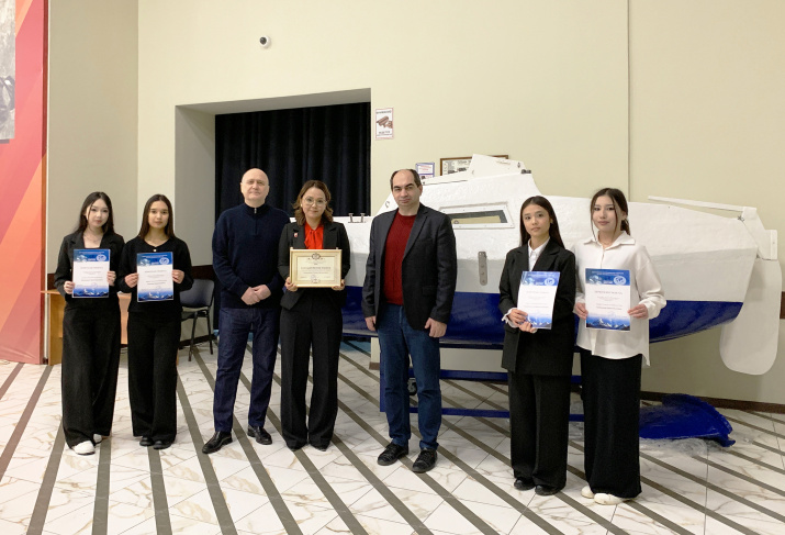 Коллективное фото у яхты Евгения Гвоздева делегации из Ортатюбе с руководством Дагестанского отделения. Фото: Дагестанское отделение РГО