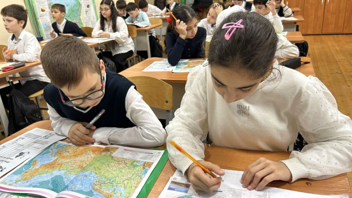 Все внимание на задание: школа №3 Избербаша. Фото: Дагестанское отделение РГО