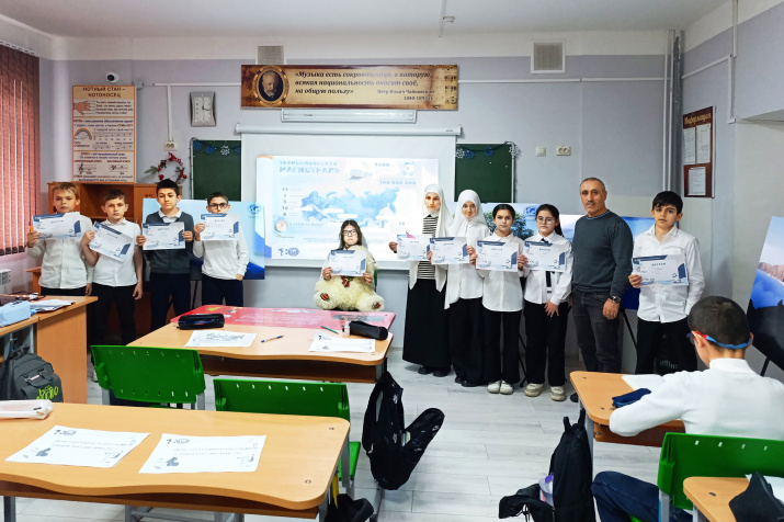 В махачкалинской гимназии №3 председатель Молодежного центра Тагир Балгуев организовал несколько площадок. Фото: Молодежный центр РГО в Республике Дагестан