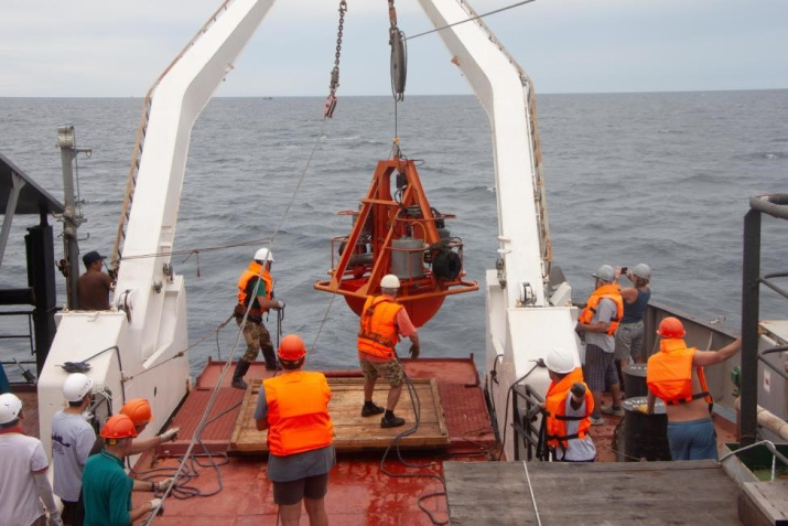 Подъем телегрейфера ДГ-1 со взятой пробой на борт